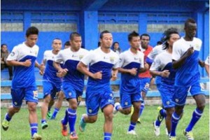 Pemain PERSIB Bandung saat menjalani latihan fisik.